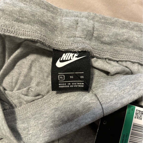 NWT Nike Women’s Shorts XL - Picture 2 of 4